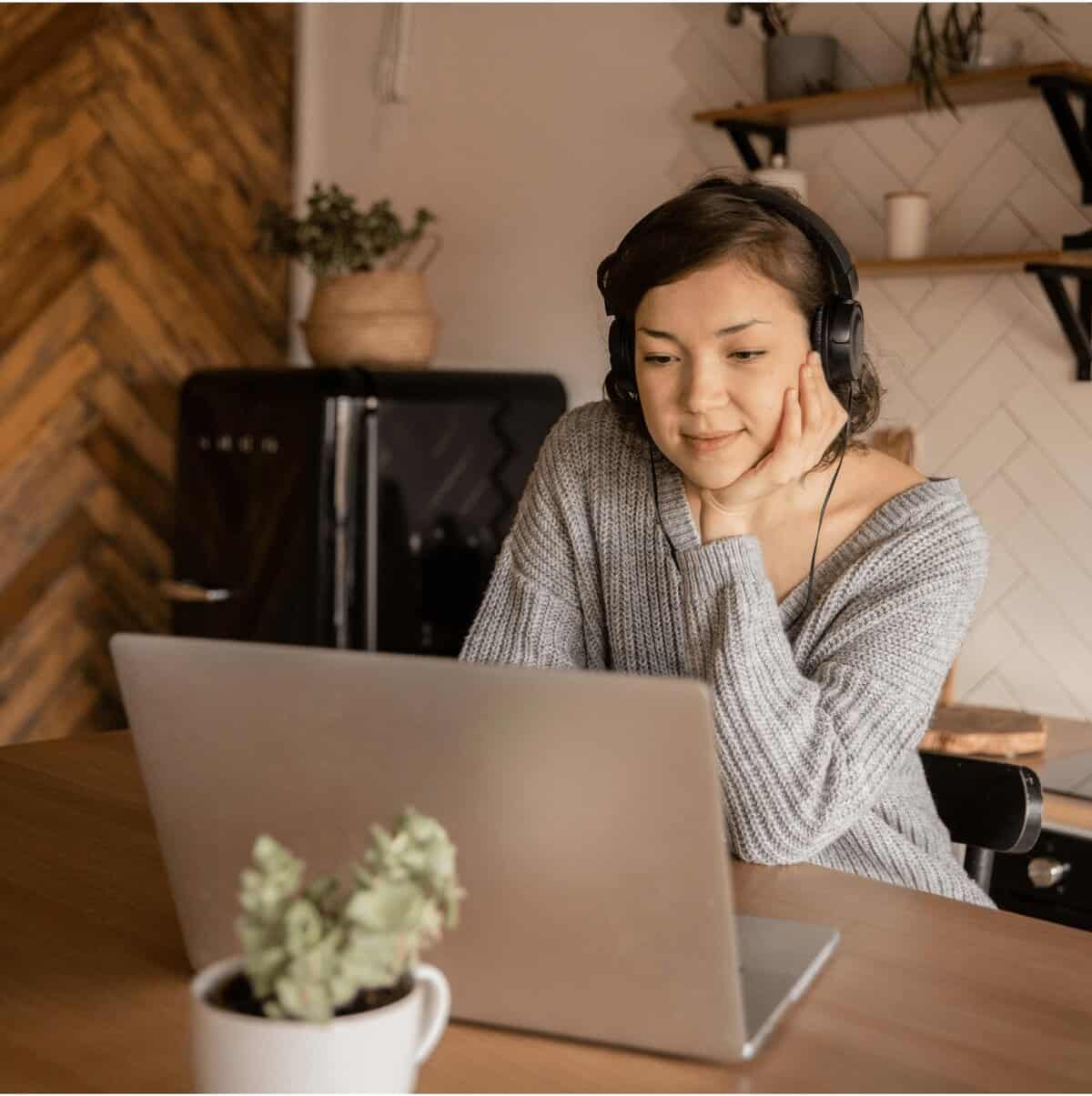 woman on computer with headphones (1)
